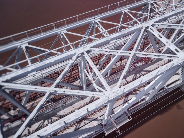 写真 薄茶色の水と泥炭湖を渡る鉄道橋の航空写真