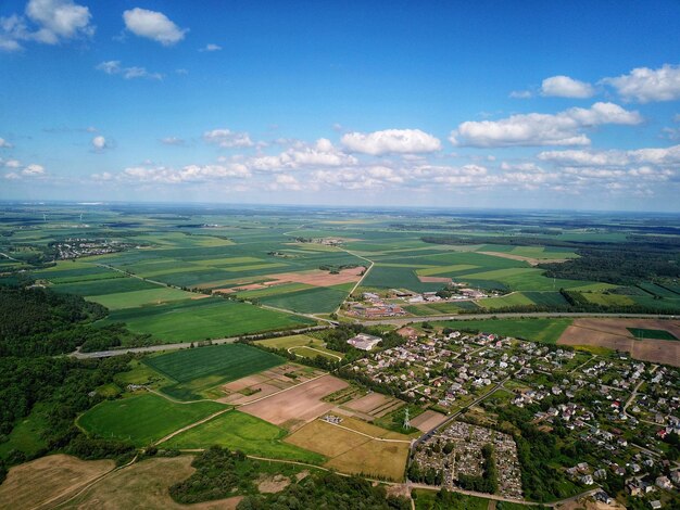 写真 空から見た空を背景にした農地の景色