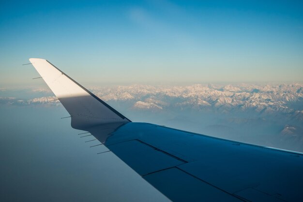 写真 空から見た空に向かう航空機の翼