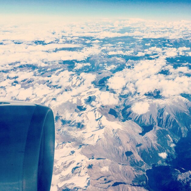 写真 空から見た空に向かう航空機の翼