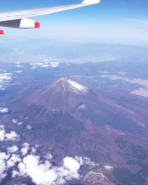 写真 空から見ると空に向かって景色を眺める航空機の翼