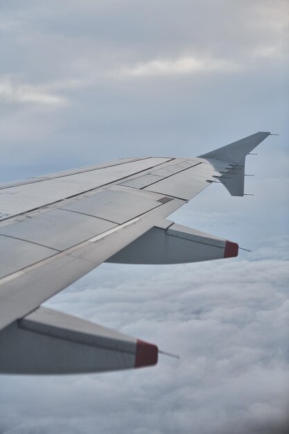 写真 空を飛ぶ飛行機の空中写真