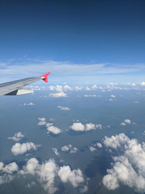 写真 空を飛ぶ飛行機の空中写真