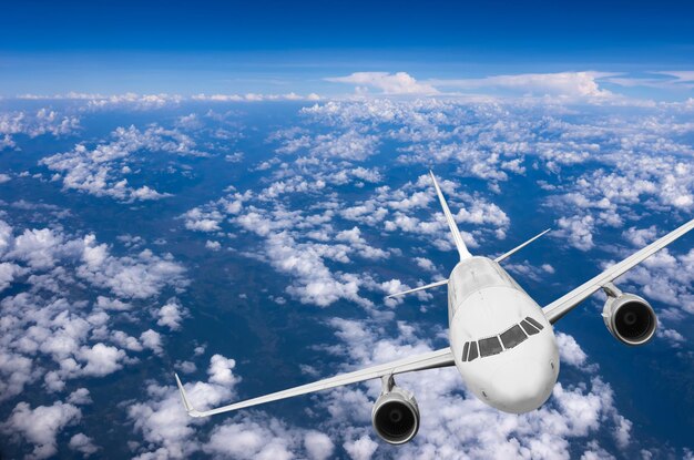 写真 空を飛ぶ飛行機の空中写真