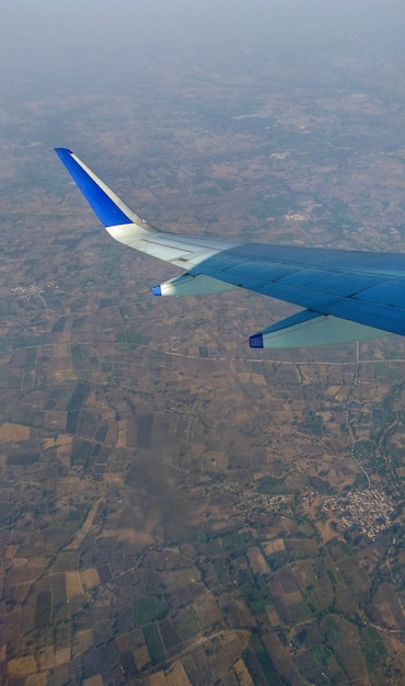 写真 陸上を飛ぶ飛行機の空中写真