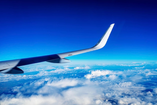 Фото Взгляд с воздуха на крыло самолета на небе