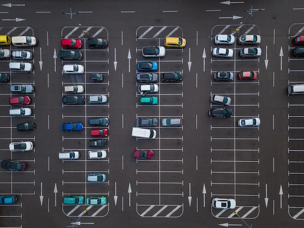 写真 自動車駐車場の航空写真