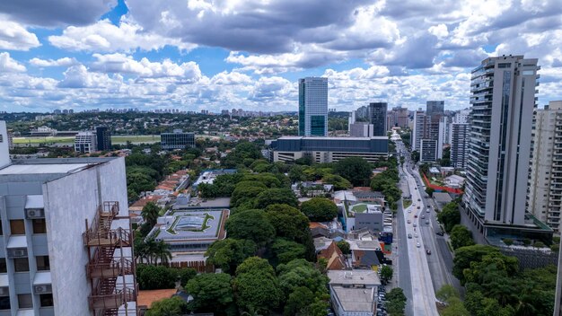 Фото Взгляд с воздуха на авеню ребукас в районе пиньейрос в сан-паулу, бразилия
