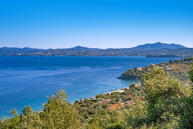 写真 ギリシャのコルフ島のバルバティの空撮