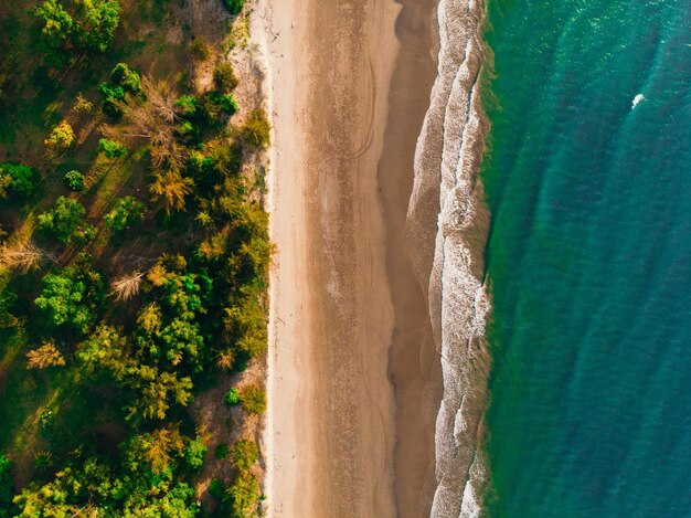 Фото Воздушный вид на пляж и море