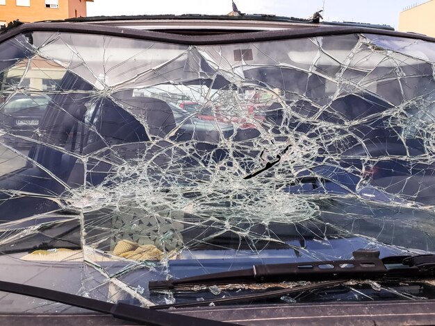 Фото Взгляд с воздуха на разбитое стеклянное окно машины