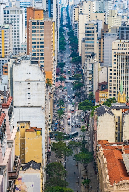 写真 ブラジルのサンパウロ市の中心部にある建物と大通りを空から眺める