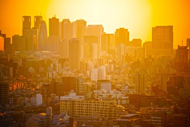 写真 夕暮れの空に照らされた街の建物の空中景色