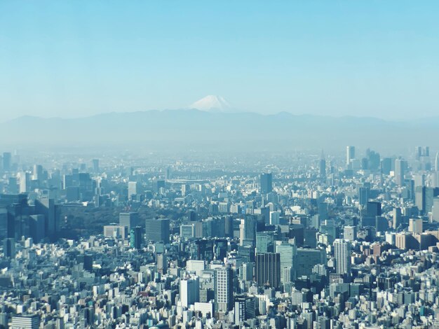 写真 空から見た街の建物と空