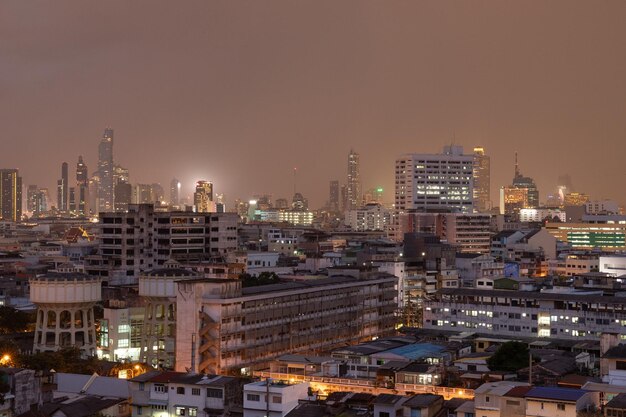 写真 夜の街の建物の空中写真