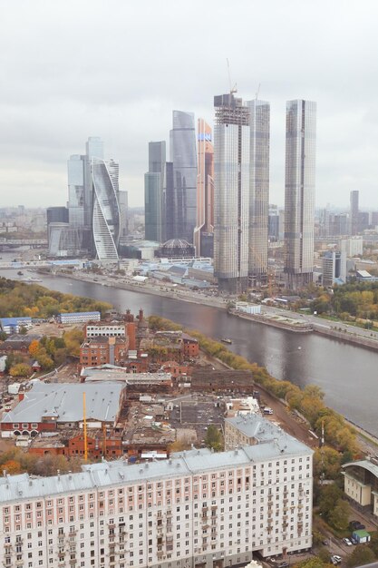 Фото Взгляд с воздуха на здания в городе