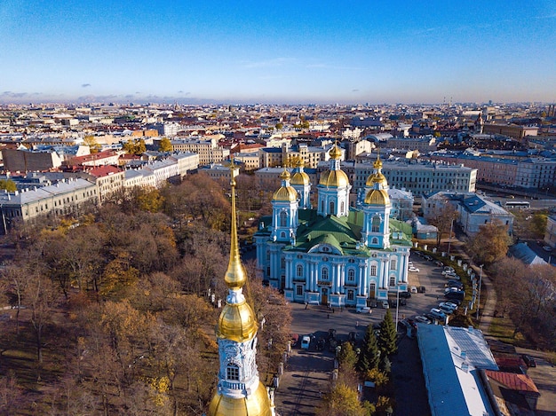 Фото Взгляд с воздуха на здания в городе