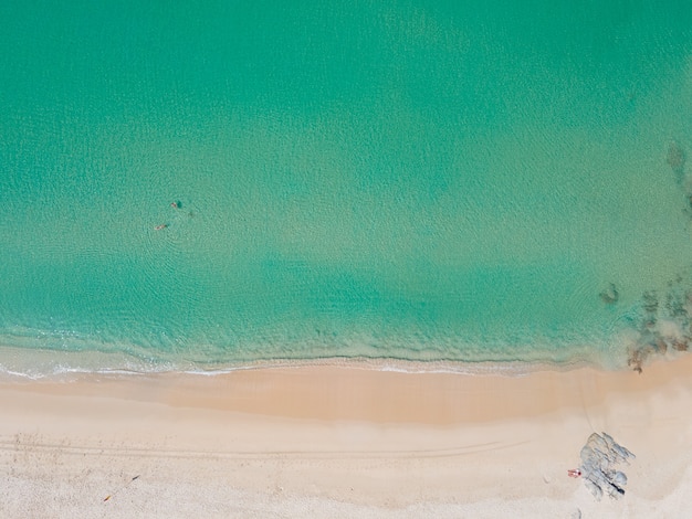 写真 穏やかな海と天国のビーチの空撮