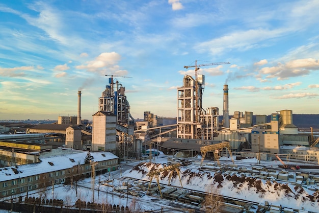 Фото Вид с воздуха на цементный завод с высокой фабричной структурой в зоне промышленного производства.