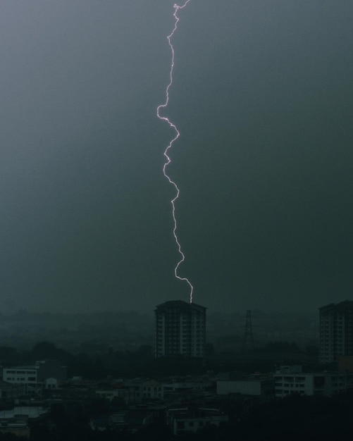 写真 ⁇ 妻と雷雨を伴う劇的な空に照らされた都市の空中景色