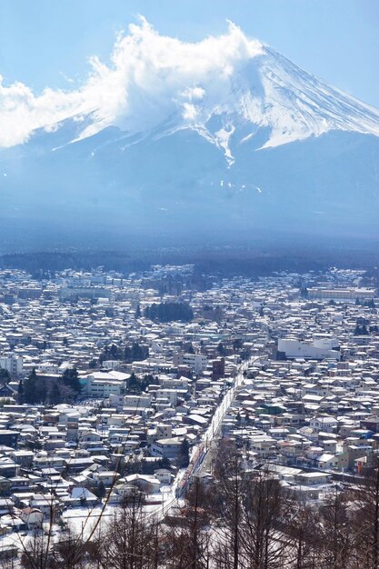 写真 冬の空に照らされた街の空中景色