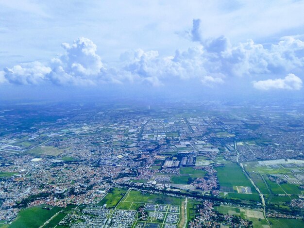 写真 空から見た街と空