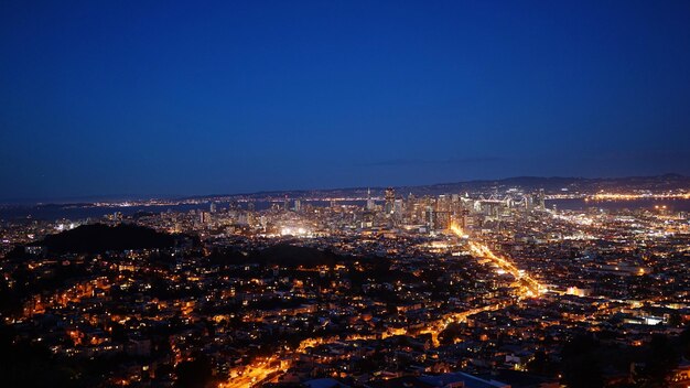 写真 夜の街の空中景色