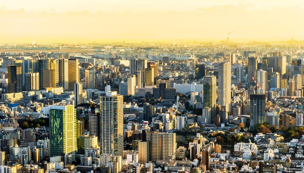 写真 夕暮れ の 時 の 都市 の 建物 の 空中 景色