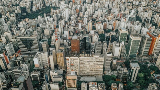 写真 都市 の 建物 を 空から 見る 写真