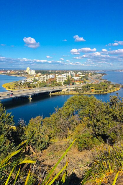 Фото Воздушный вид города с моря на голубом небе