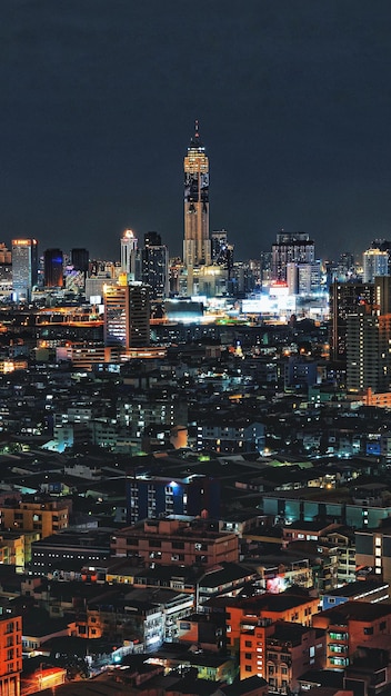 写真 夜に照らされた街の空中景色