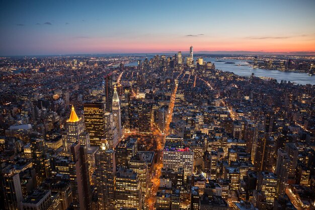 写真 夕暮れ の 時 に 照らさ れ て いる 都市 の 空中 景色