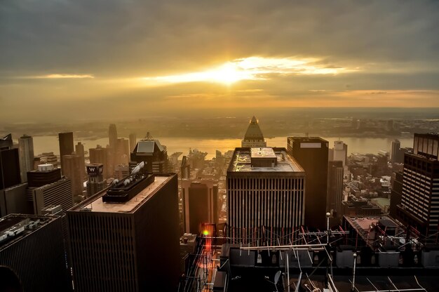 写真 雲の空を背景にした都市風景の空中写真