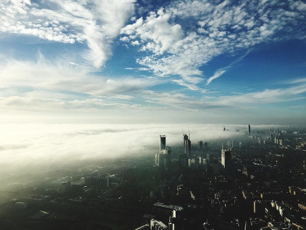 Фото Воздушный вид городского пейзажа на небо во время туманной погоды