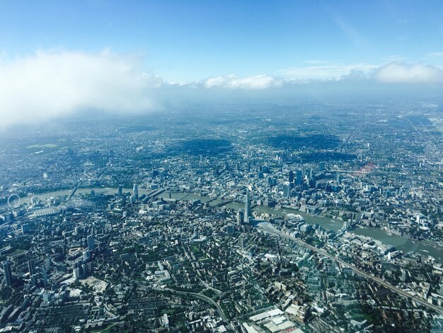 写真 空に照らされた都市風景の空中眺め