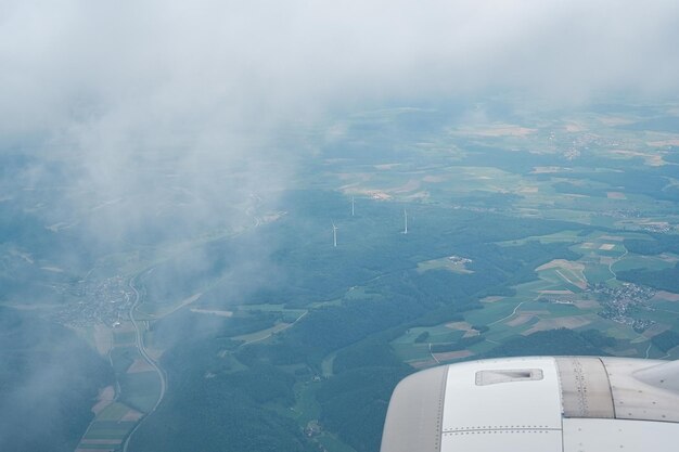 写真 空から見た街景と空