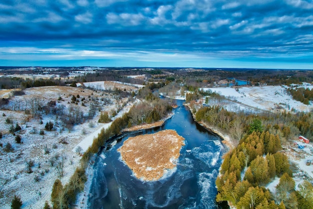 Фото Воздушный вид городского пейзажа на небе