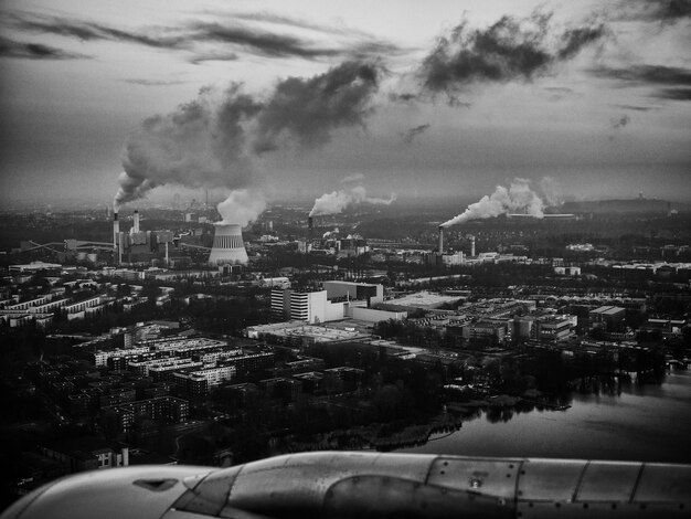 Фото Воздушный вид городского пейзажа на небе