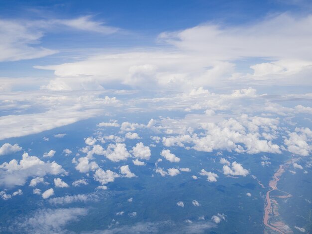 写真 青い空の上の雲の空中景色