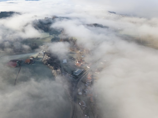 Фото Воздушный вид облаков над городом