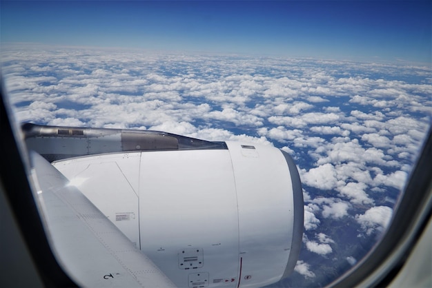 写真 飛行機 の 窓 から 見える 雲 の 空中 景色