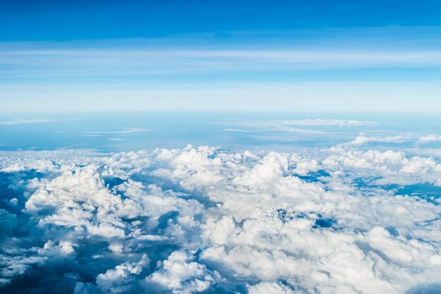 写真 青い空を背景に雲の景色を空中から眺める