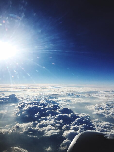 写真 飛行機上空の雲景色の空中写真