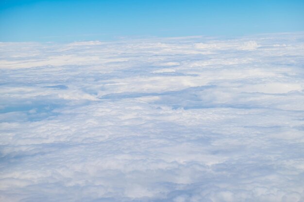 写真 雲の景色を空中から眺める