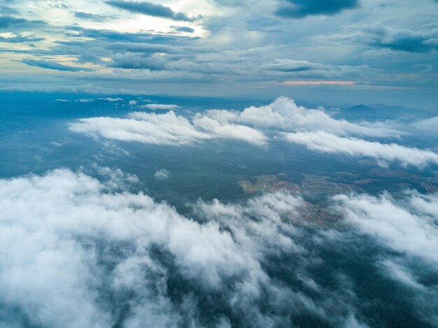 写真 雲の景色を空中から眺める