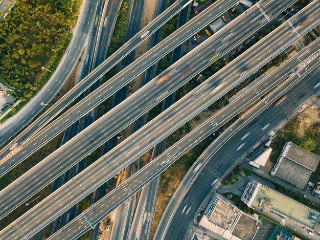 写真 都市の高架道路の空中写真