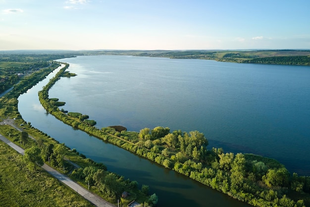 Фото Вид с воздуха на рыбный пруд с голубой водой в аквакультурной зоне