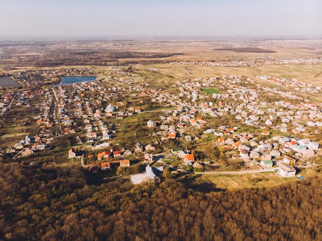 Фото Воздушный вид на лес и деревню