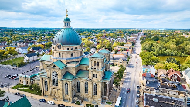 Фото Воздушный вид великого собора с куполом в пригороде милуоки