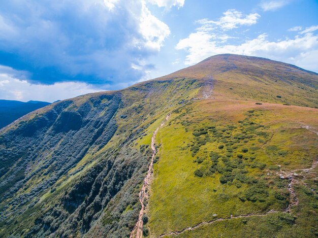 写真 素晴らしい緑の尾根の樹木が茂った山の風景の航空写真